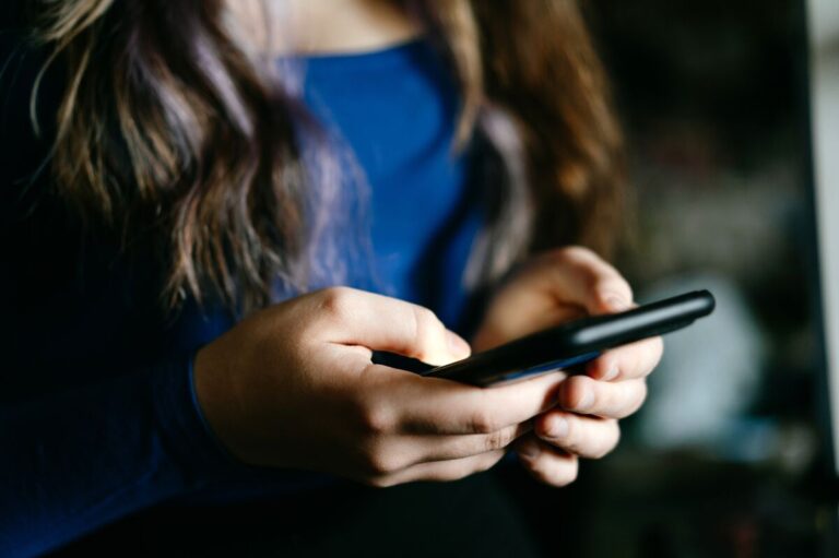 Canadian Province of Manitoba Says It Will Ban Social Media, AI For Youth