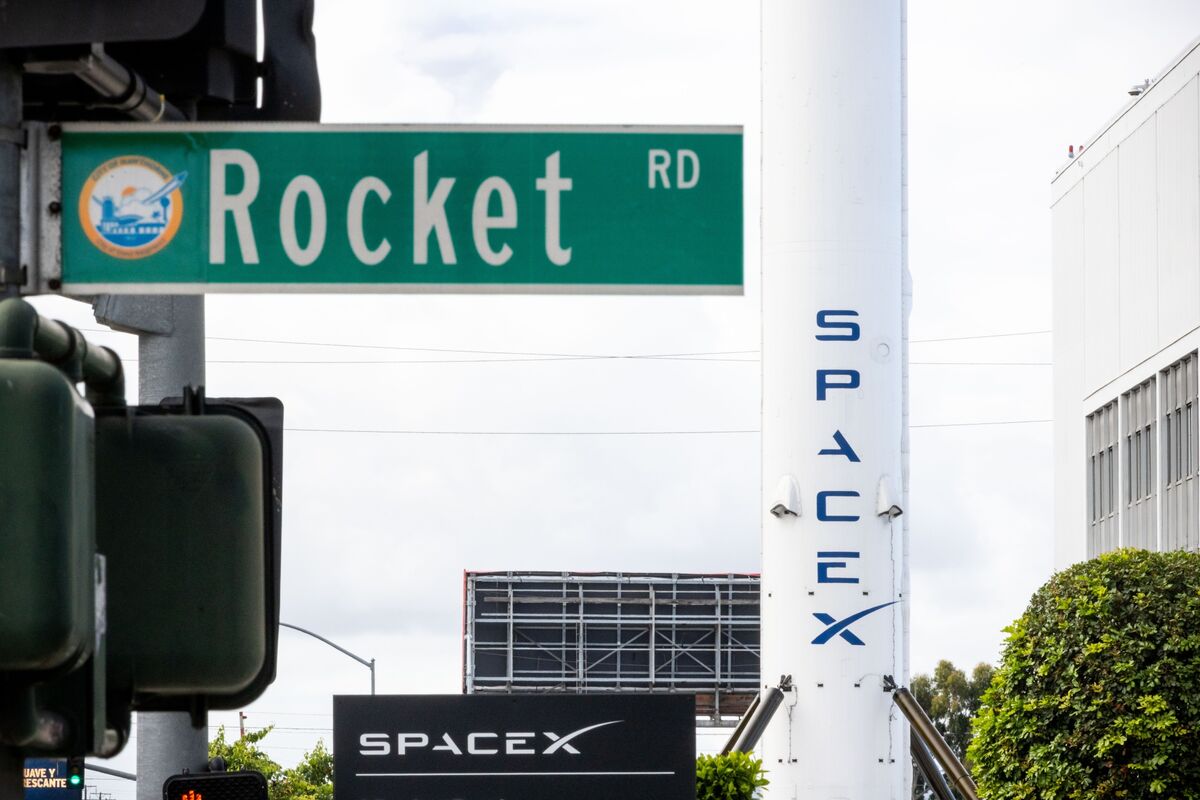 Strong funds pitching spacex rush to lure retail i