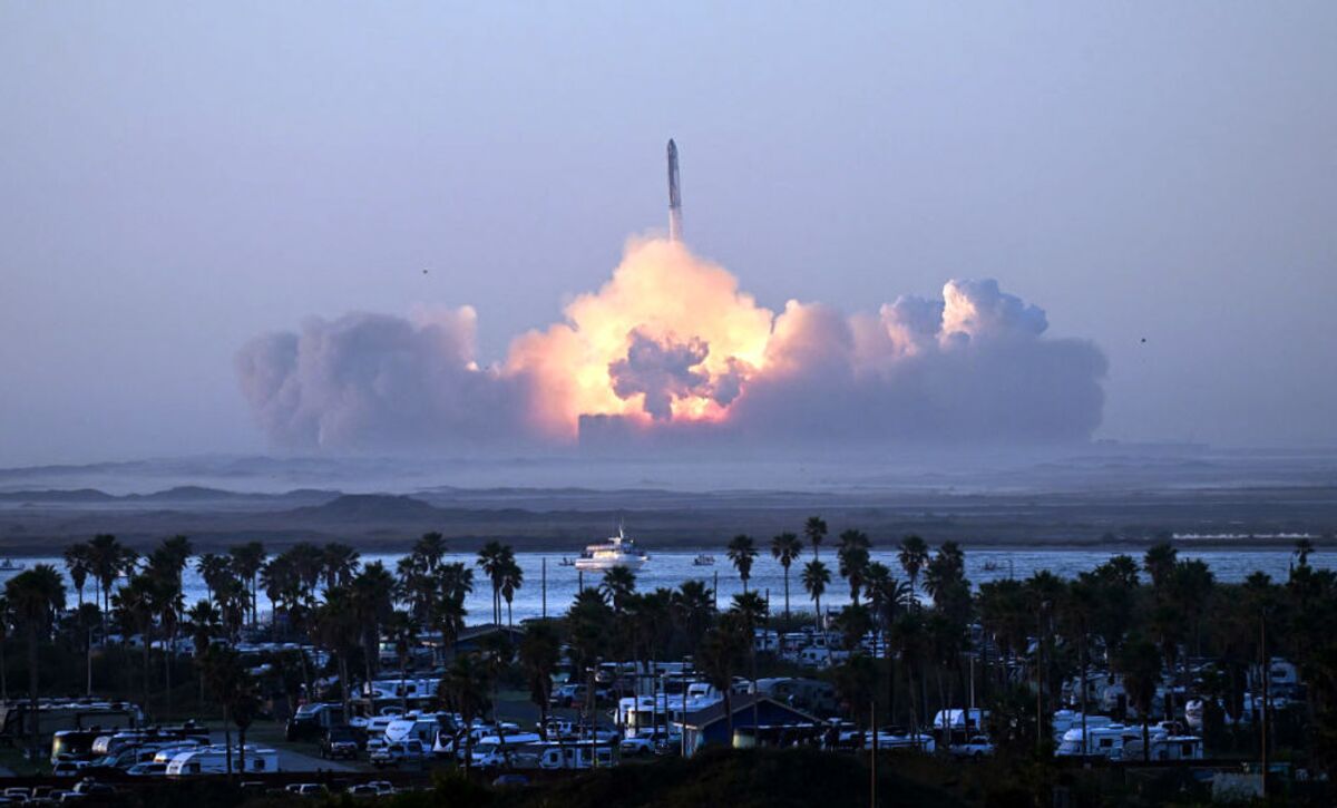 Elon musk says he isn t selling his spacex shares