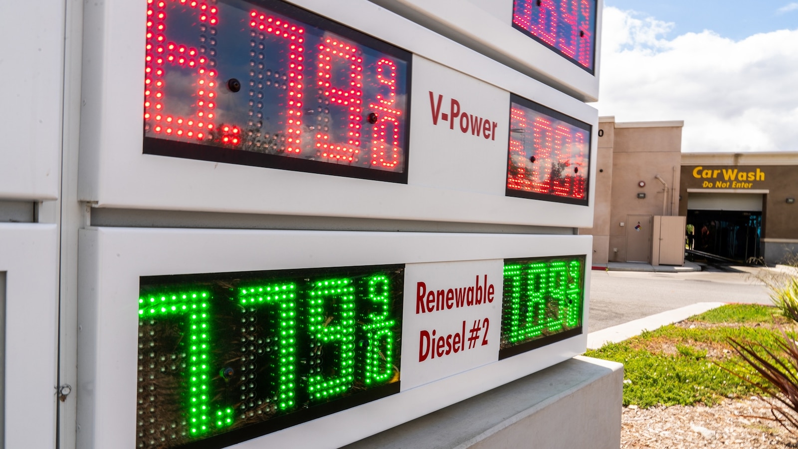 U.S. Citizens Struggle with Rising Gas Prices Amid Iran War